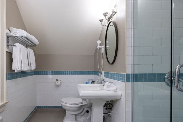 Premium Queen Room Shower - Lake View