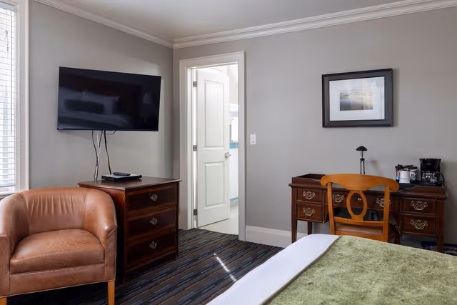 Premium Queen Room Shower - Lake View
