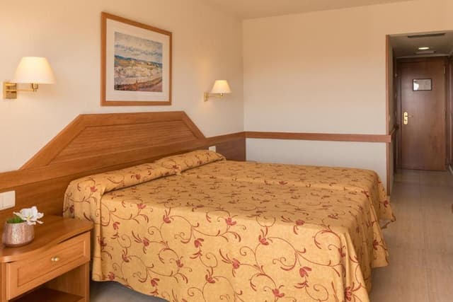 Family Room (2 Adults + 2 Children)