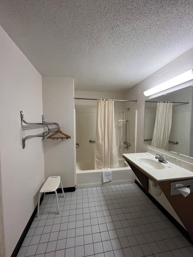 Economy Single Room, 1 King Bed, Accessible