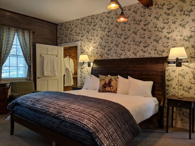 Classic Double Room, 1 King Bed, Private Bathroom, Ground Floor