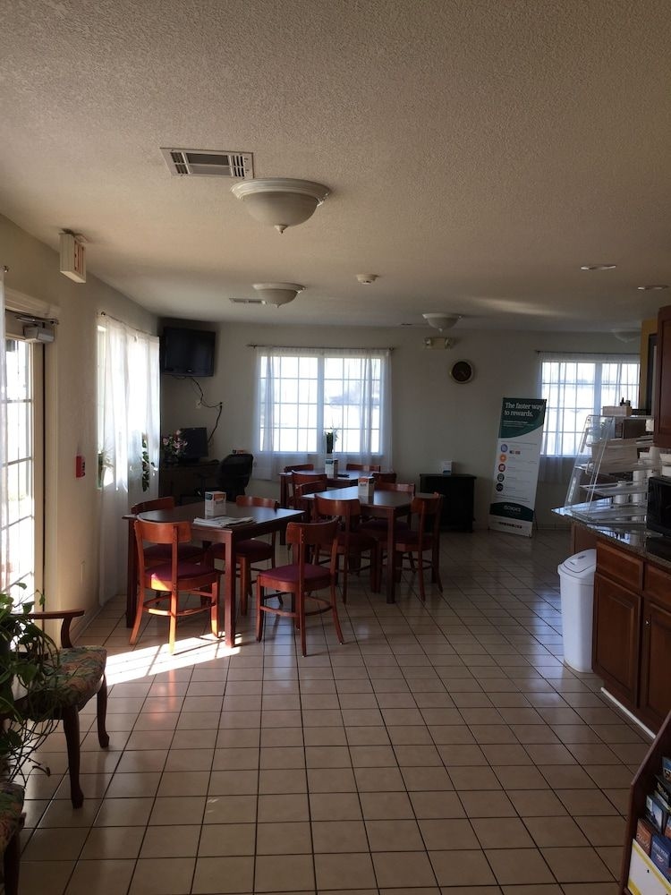 Rodeway Inn Goddard3
