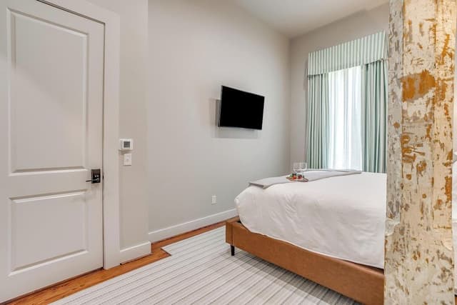 Deluxe Room, 1 King Bed, Non Smoking (1)