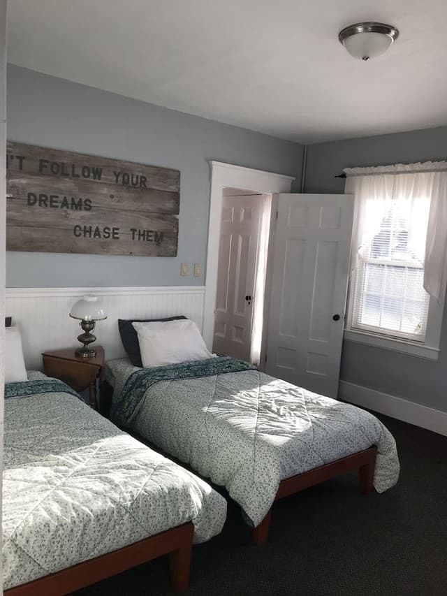 Suite 1, 1 King Bed, 1 Day Bed