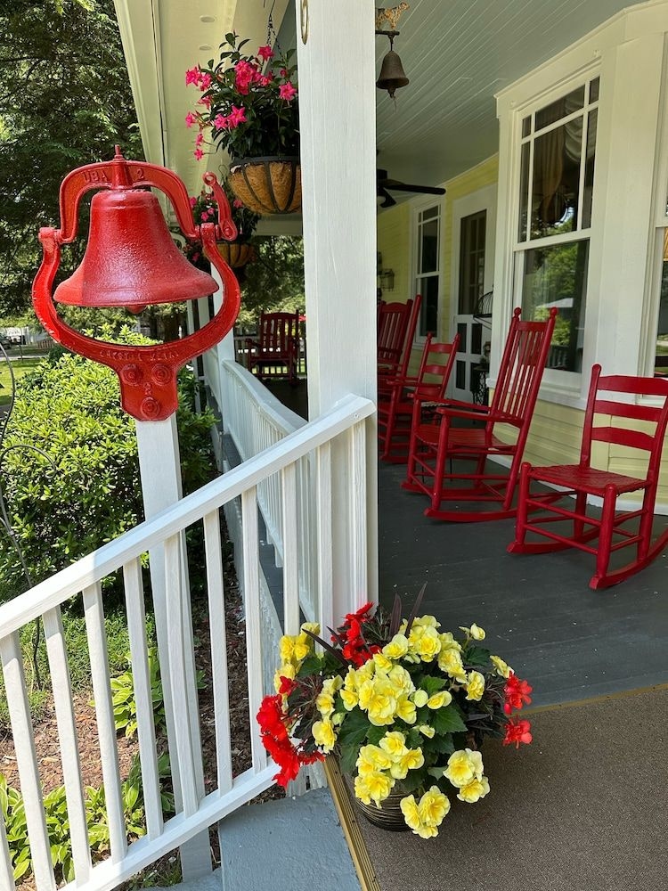 Red Rocker Inn2