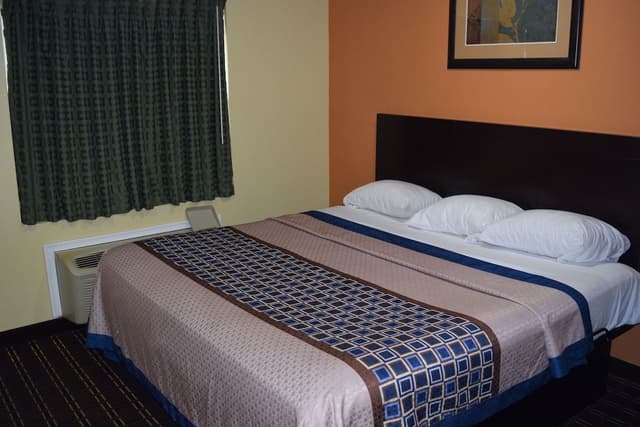 Standard Room, 1 Queen Bed