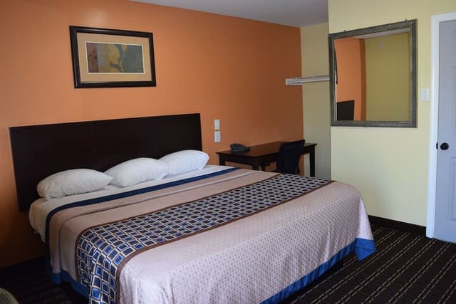 Standard Room, 1 Queen Bed