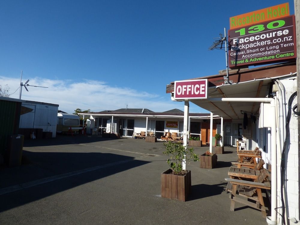 Racecourse Backpackers Hostel1