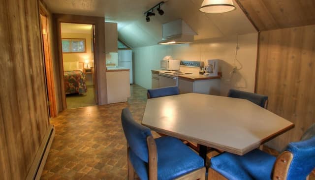 Suite, 2 Bedrooms, Kitchen