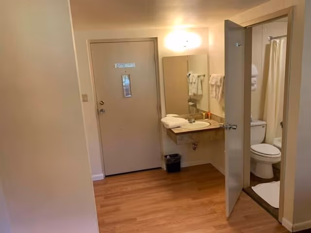 Deluxe Single Room, 2 Queen Beds, Balcony, Mountain View