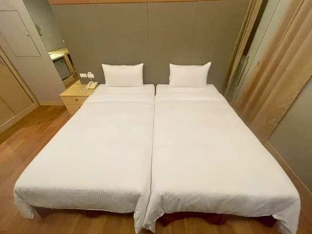 Business Room, No Window