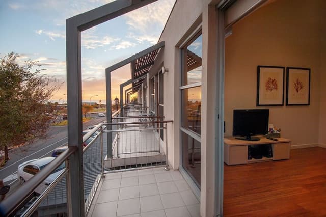 Deluxe Apartment, 2 Bedrooms, Kitchen, Partial Sea View