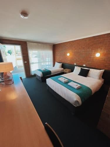 Standard Queen and 1 Single bed