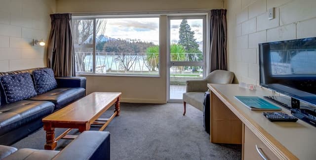 2 Bedroom Lakeview Family Room