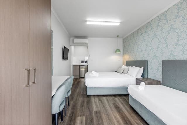 Deluxe Queen Suite