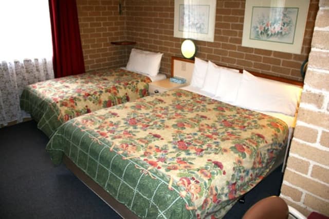 Deluxe Queen and Single Room