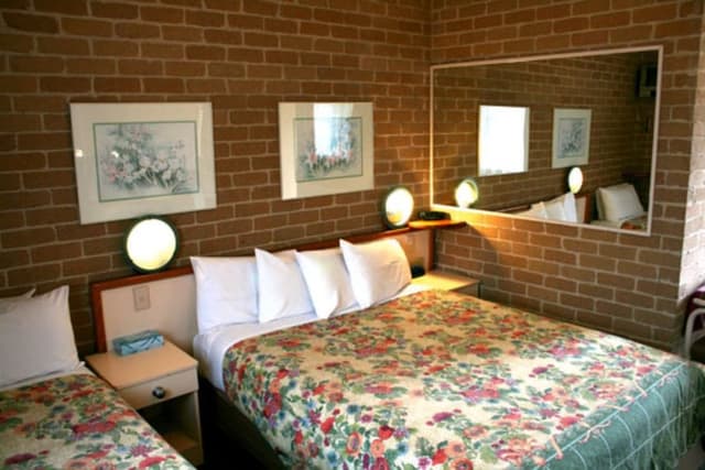 Deluxe Queen and Single Room