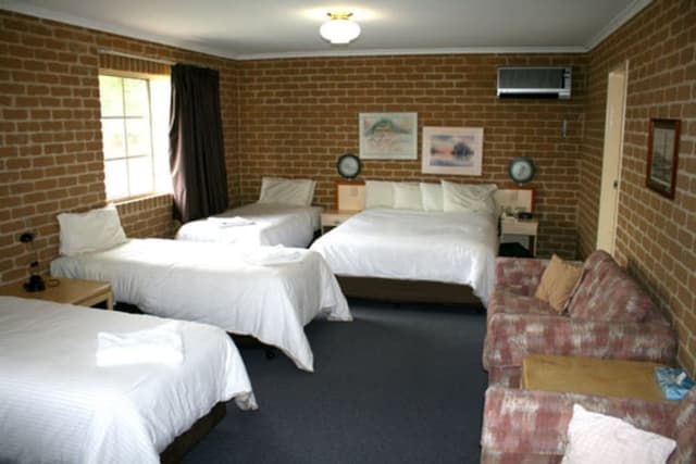 FAMILY ROOM 6