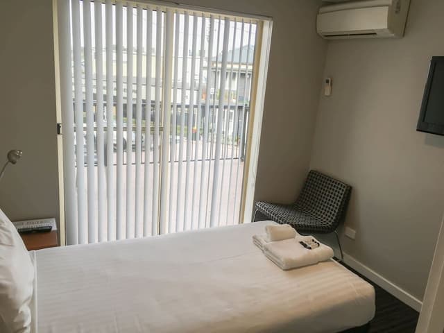 Classic Room, 1 Twin Bed, Non Smoking, Shared Bathroom (Single Room)