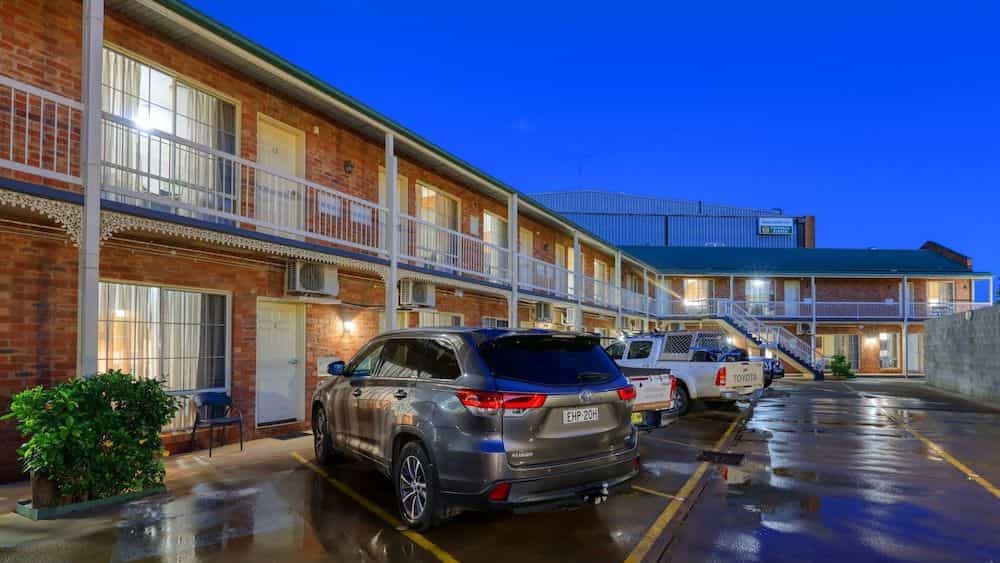 Henry Parkes Motor Inn