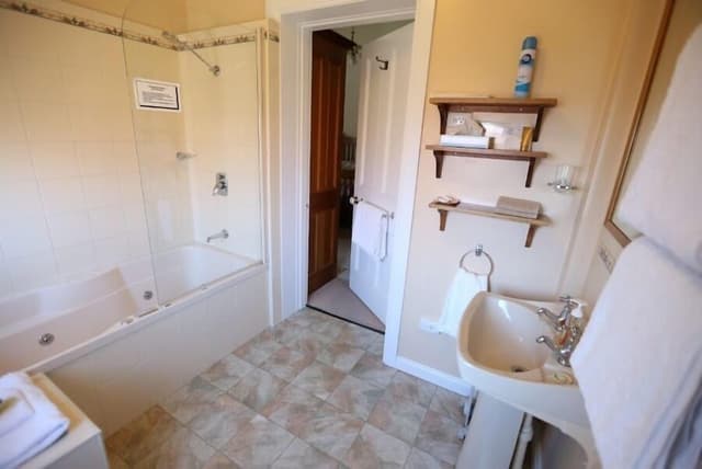 Honeymoon Spa Suite