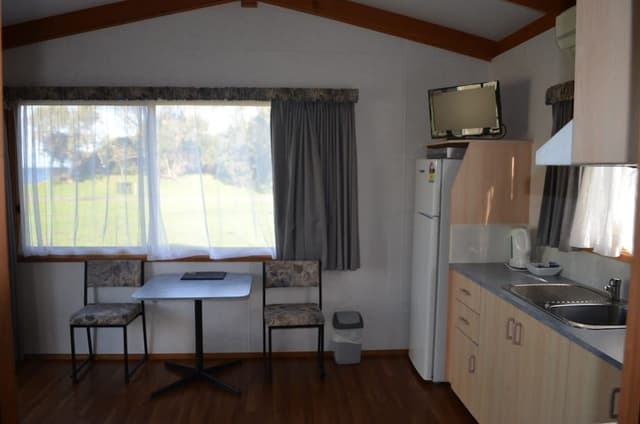 Classic Cabin, 2 Bedrooms (Linen Provided for Master Bedroom Only)