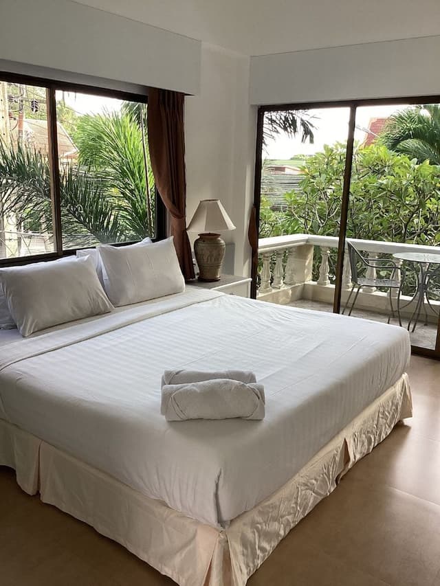 Superior Room, Poolside