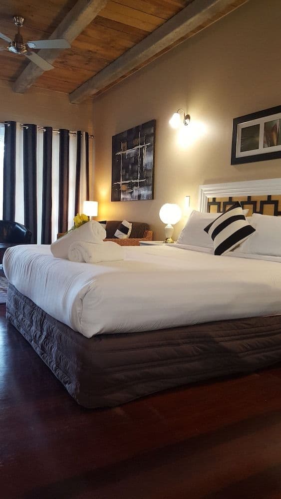 Deluxe Studio Suite, 1 King Bed, Kitchen