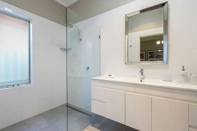 Queen Suite 1