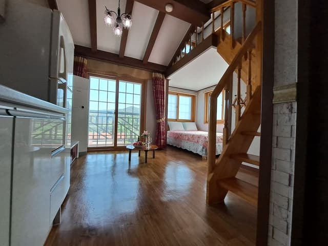Family Room (1 Double, 1 Futon)