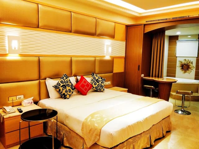 Monarch Deluxe Double Room