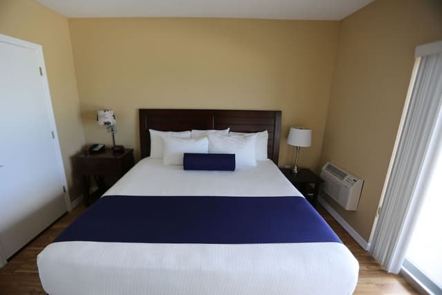 One Bedroom Suite - Gulf and Pool View (Two Balconies)