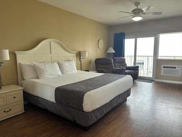 King Bed Studio - Gulf and Pool View