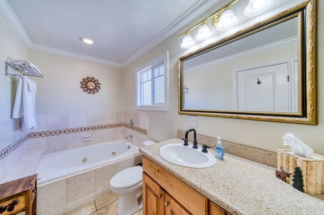2 Bedroom, 2 bath, Full Kitchen