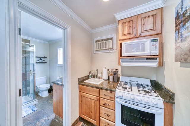 Studio, Kitchenette