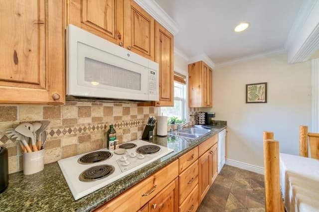 2 Bedroom, 2 bath, Full Kitchen