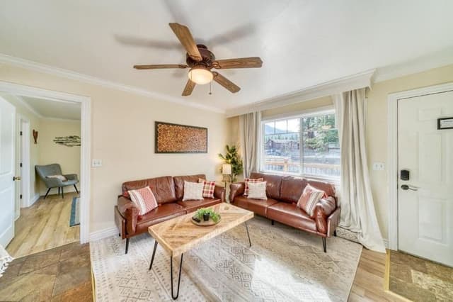 2 Bedroom, 2 bath, Full Kitchen