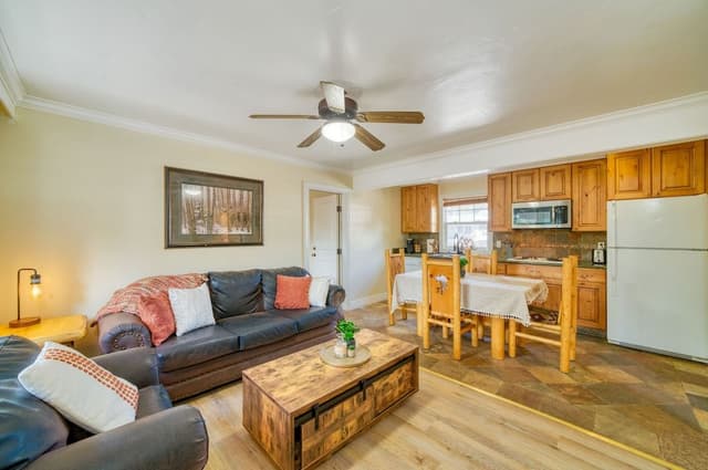 2 Bedroom, 2 bath, Full Kitchen