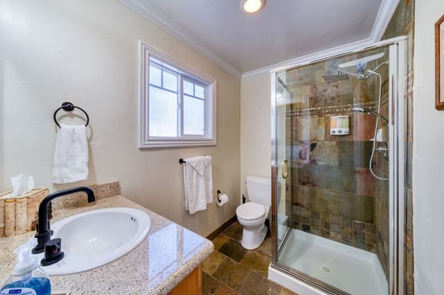 2 Bedroom, 2 bath, Full Kitchen