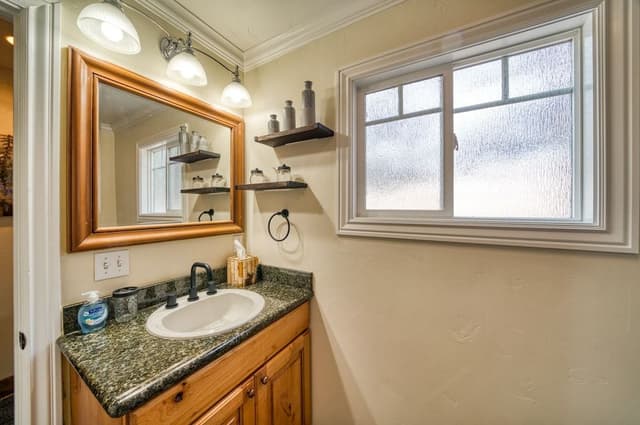 2 Bedroom, 2 bath, Full Kitchen