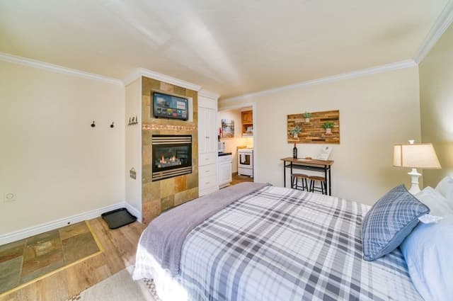 2 Bedroom, 2 bath, Full Kitchen