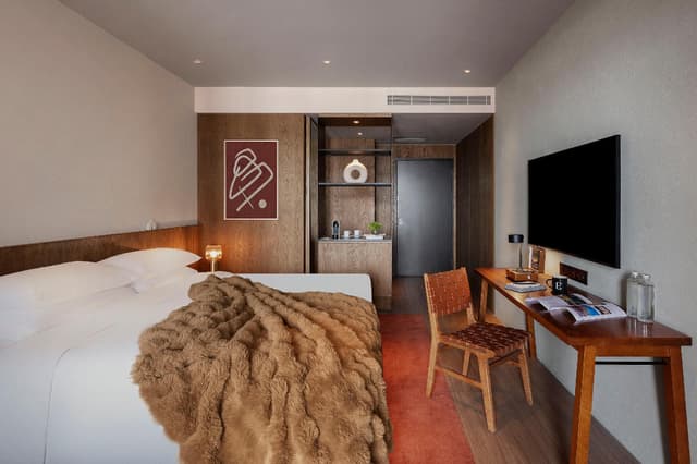 1 King Bed