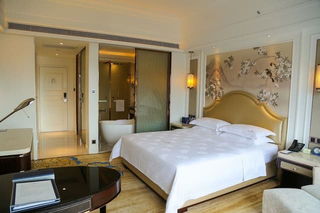 Business Room, 1 King Bed, City View
