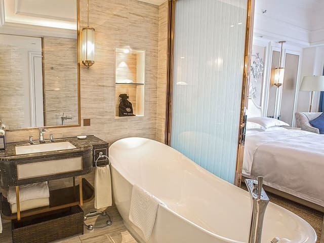 Business Room, 1 King Bed, City View