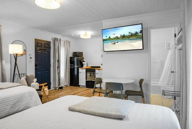 Family Studio, 2 Queen Beds, Non Smoking, Kitchenette