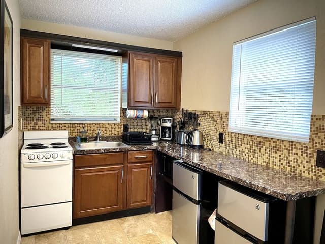 Comfort Studio Suite, Kitchenette, Pool View