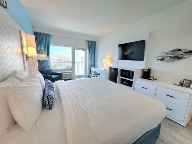Single Room, 1 King Bed, Balcony, Pool View