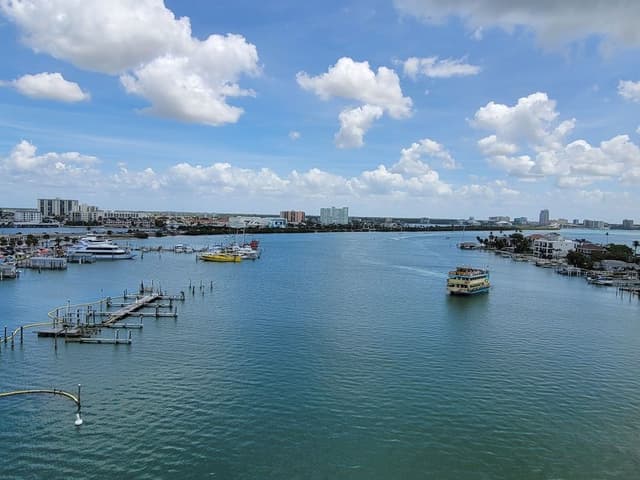 Premium Room, 1 King Bed, Balcony, Marina View