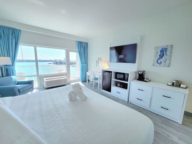 Premium Room, 1 King Bed, Balcony, Marina View