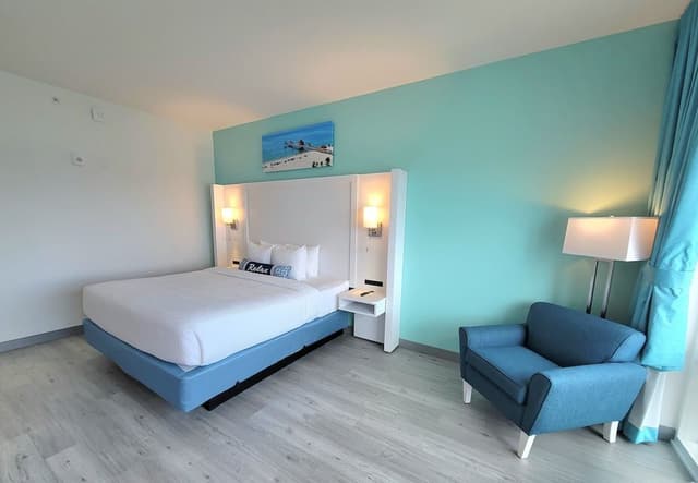 Premium Room, 1 King Bed, Balcony, Marina View